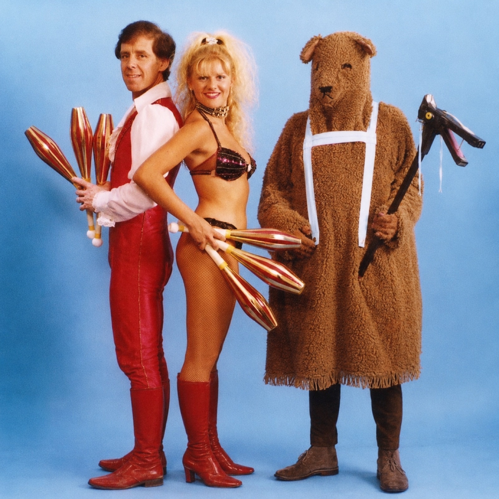 The Bear with a cabaret juggling act